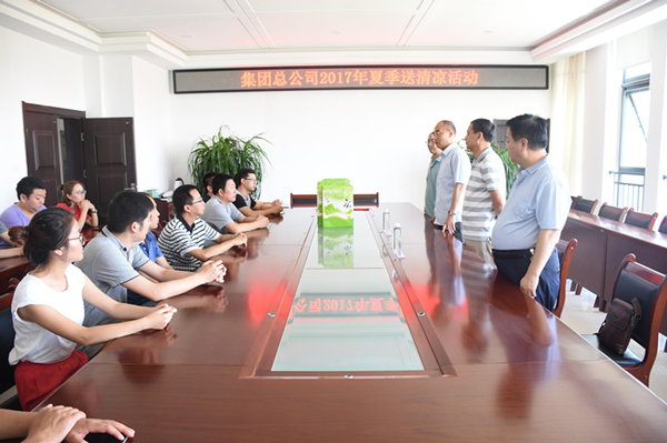 集團(tuán)總公司領(lǐng)導(dǎo)慰問新區(qū)公司干部職工