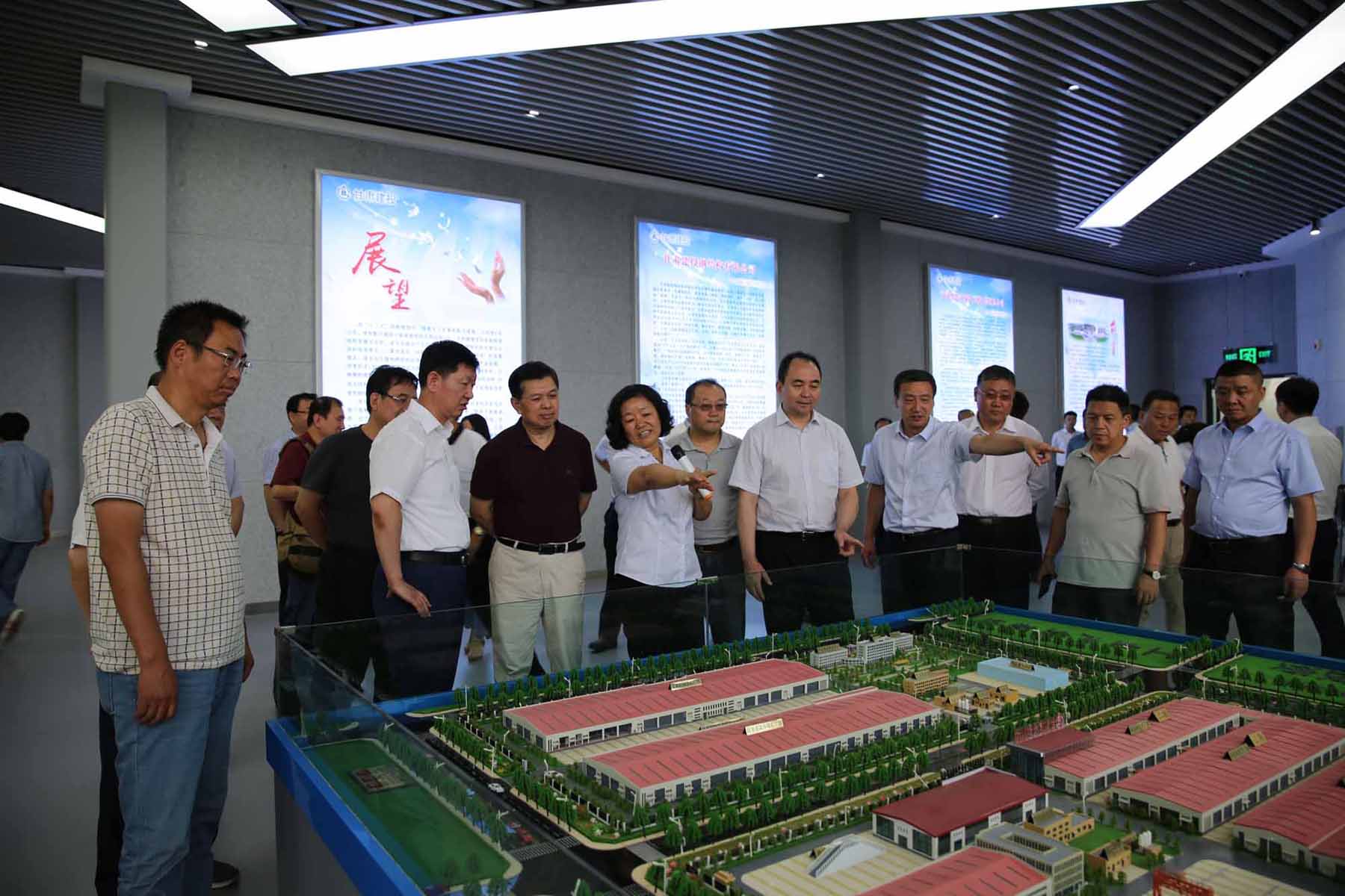 中國建筑企業(yè)轉(zhuǎn)型升級最佳實踐大型調(diào)研活動組調(diào)研甘肅建投工業(yè)產(chǎn)業(yè)發(fā)展和裝配式產(chǎn)業(yè)鏈