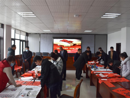 翰墨迎新春  濃情送祝福—— 新區(qū)公司“迎新春  寫春聯(lián)  送祝?！被顒颖M顯濃濃年味