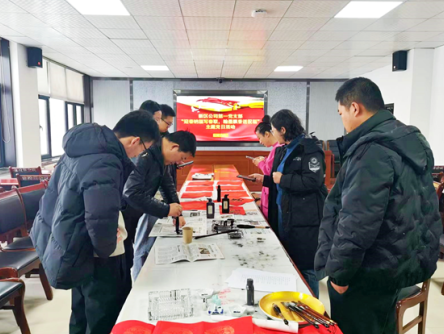 新區(qū)公司第一黨支部開展“迎春納福寫春聯(lián)，翰墨飄香送祝福”主題黨日活動